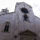 La sua costruzione fu cominciata nel 1126 e realizzata, perlomeno con la facciata principale, in stile romanico, sulla quale spicca un rosone gigante